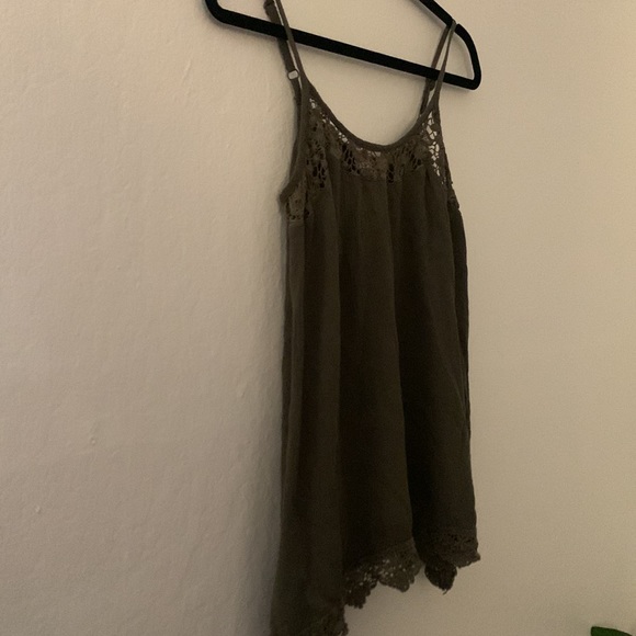 Mossimo tank with lace and crepe fabric - Picture 3 of 5